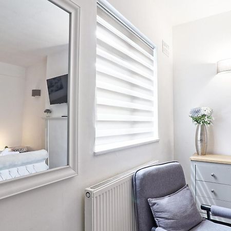 Luxury 3-Bed Apartment Near To London With Parking Hornchurch Bagian luar foto