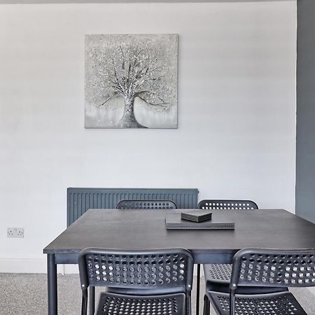 Luxury 3-Bed Apartment Near To London With Parking Hornchurch Bagian luar foto