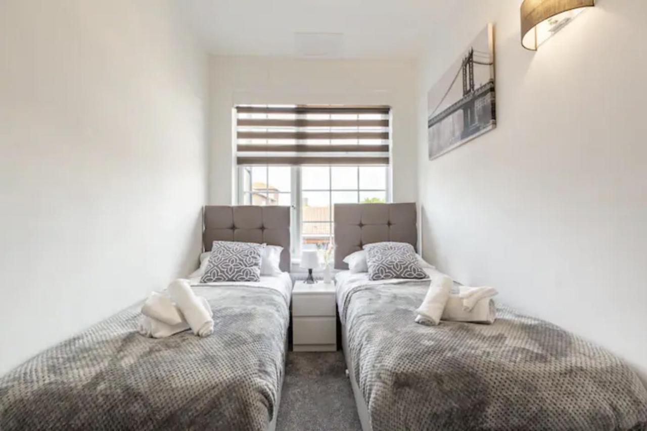 Luxury 3-Bed Apartment Near To London With Parking Hornchurch Bagian luar foto