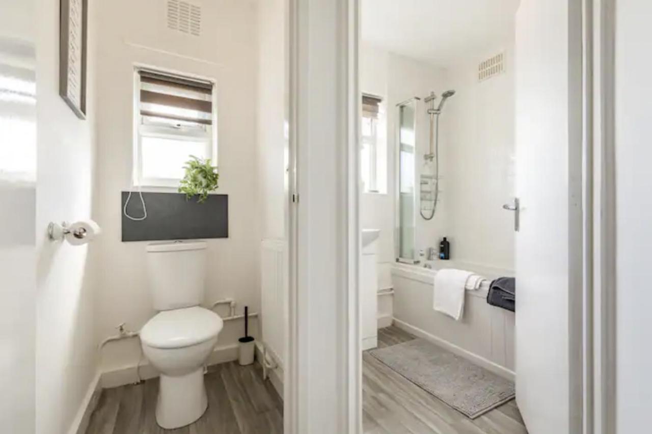 Luxury 3-Bed Apartment Near To London With Parking Hornchurch Bagian luar foto