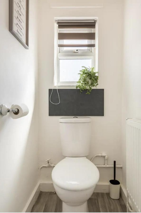 Luxury 3-Bed Apartment Near To London With Parking Hornchurch Bagian luar foto