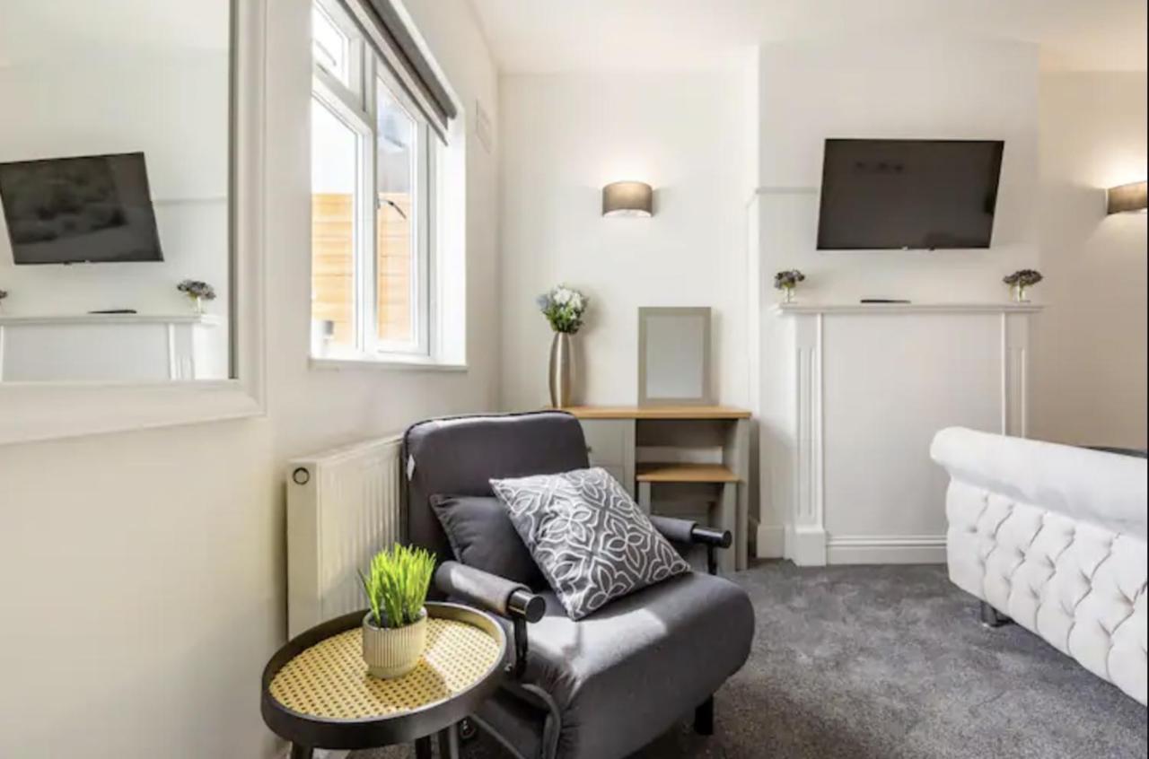 Luxury 3-Bed Apartment Near To London With Parking Hornchurch Bagian luar foto