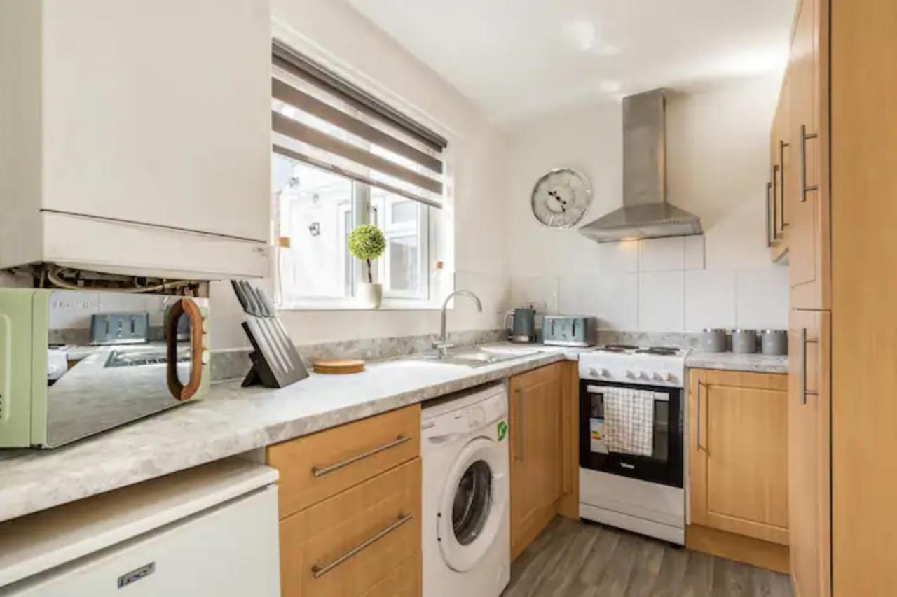 Luxury 3-Bed Apartment Near To London With Parking Hornchurch Bagian luar foto
