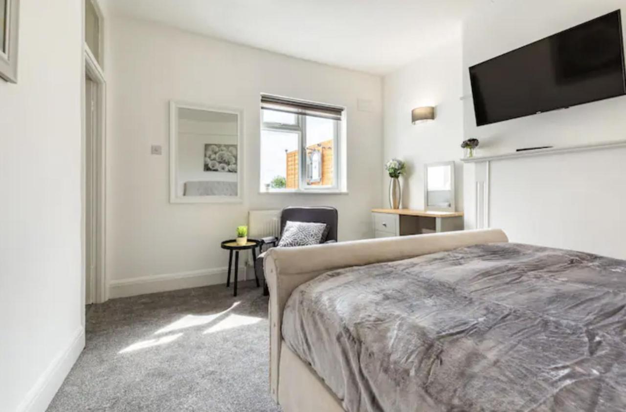 Luxury 3-Bed Apartment Near To London With Parking Hornchurch Bagian luar foto