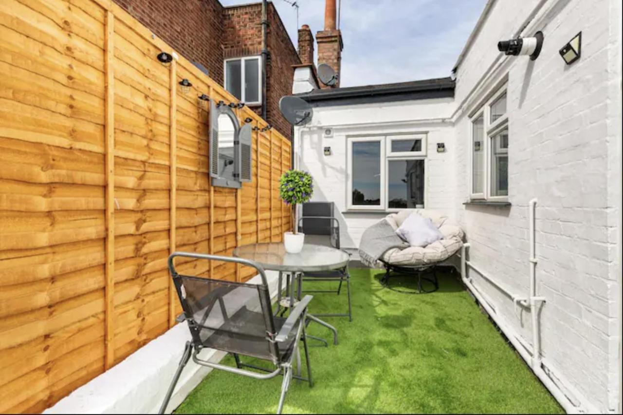 Luxury 3-Bed Apartment Near To London With Parking Hornchurch Bagian luar foto