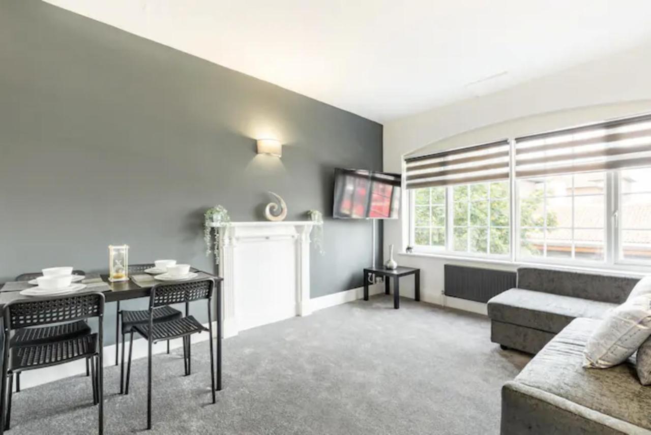 Luxury 3-Bed Apartment Near To London With Parking Hornchurch Bagian luar foto