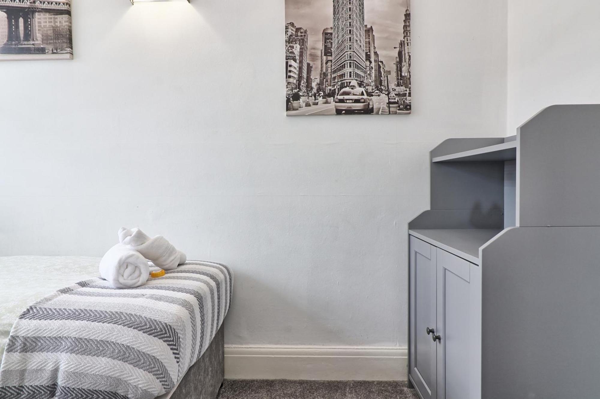 Luxury 3-Bed Apartment Near To London With Parking Hornchurch Bagian luar foto