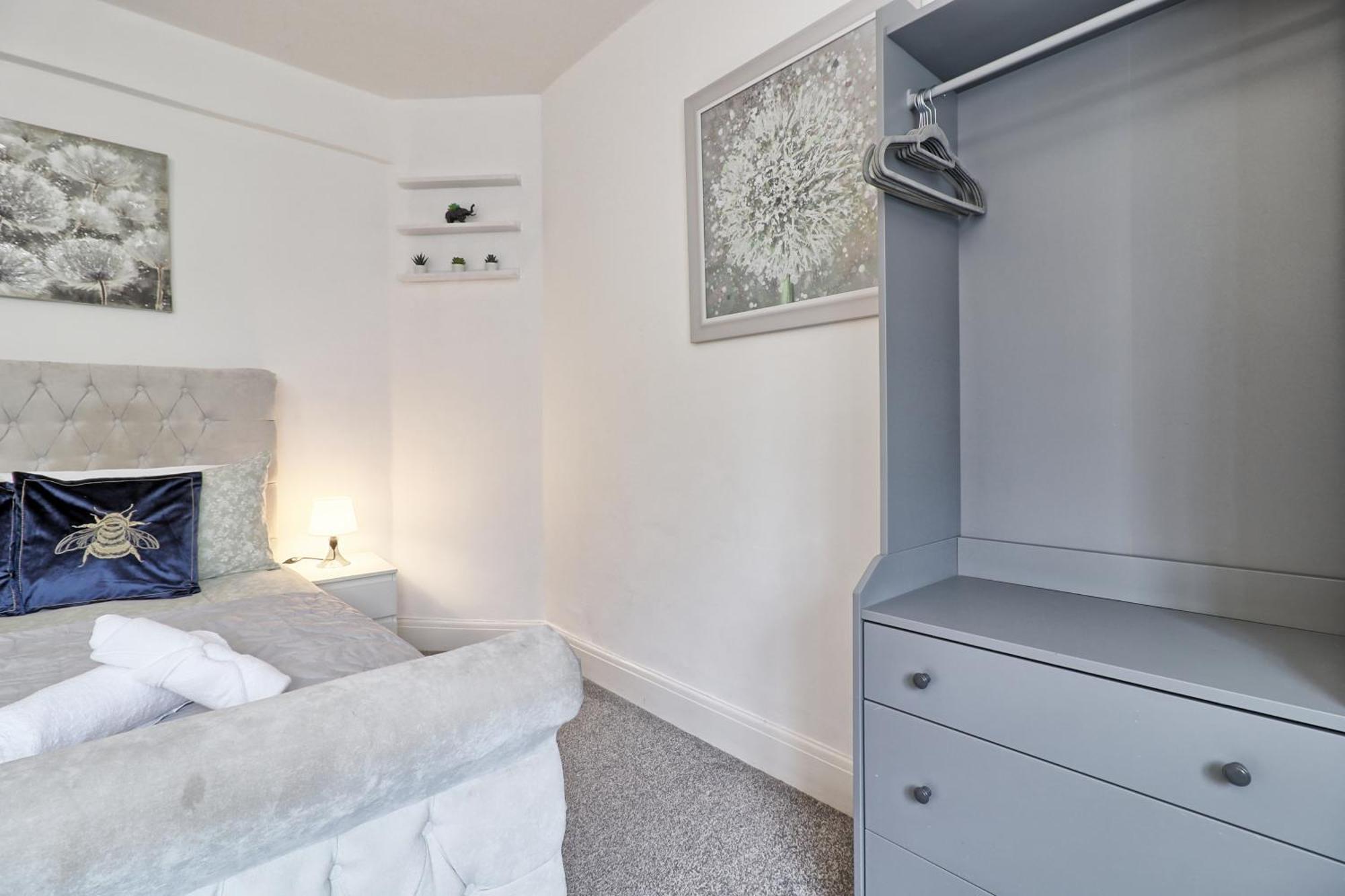 Luxury 3-Bed Apartment Near To London With Parking Hornchurch Bagian luar foto