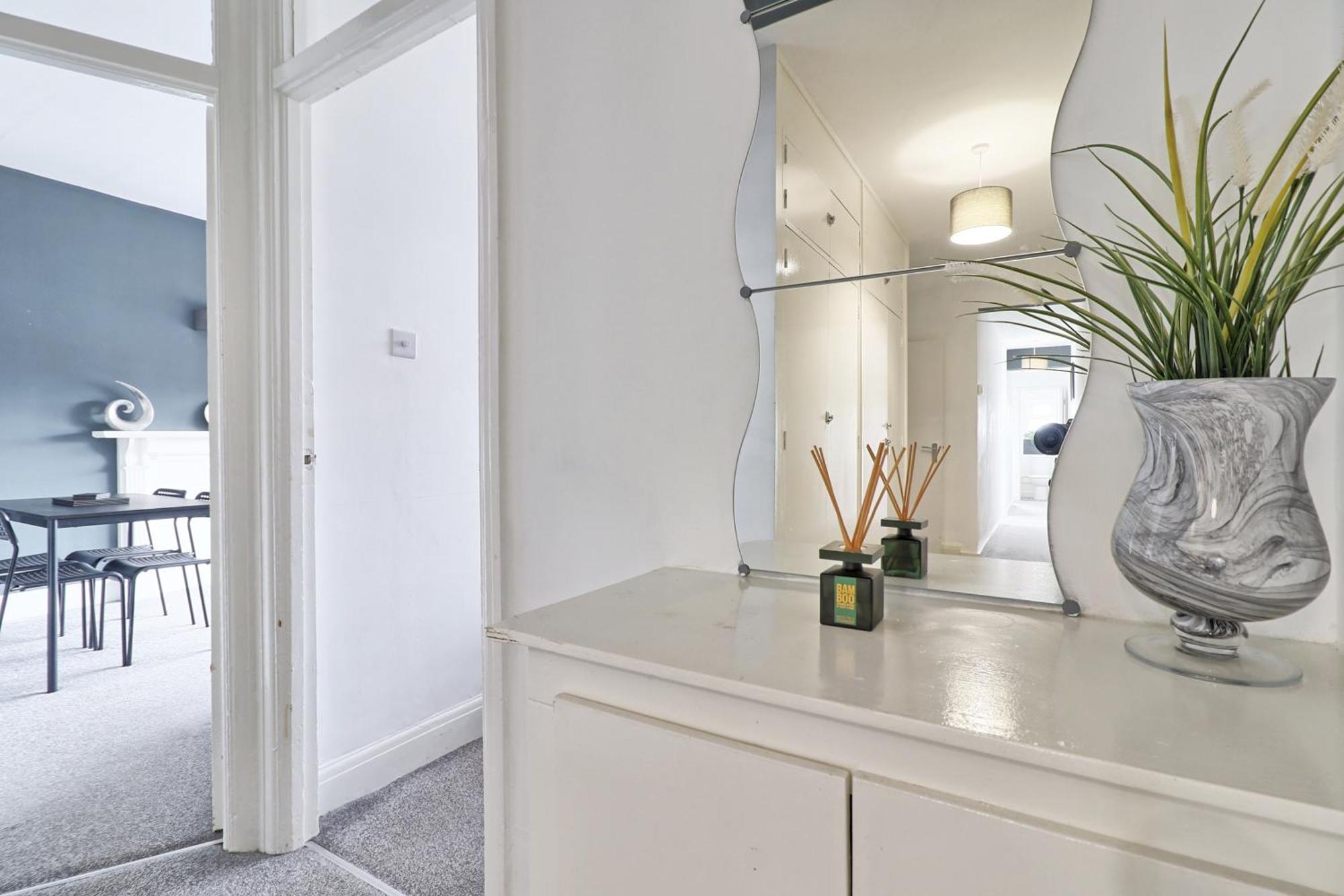 Luxury 3-Bed Apartment Near To London With Parking Hornchurch Bagian luar foto