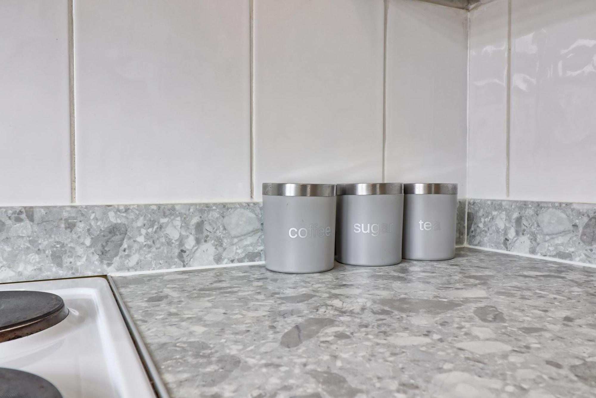 Luxury 3-Bed Apartment Near To London With Parking Hornchurch Bagian luar foto