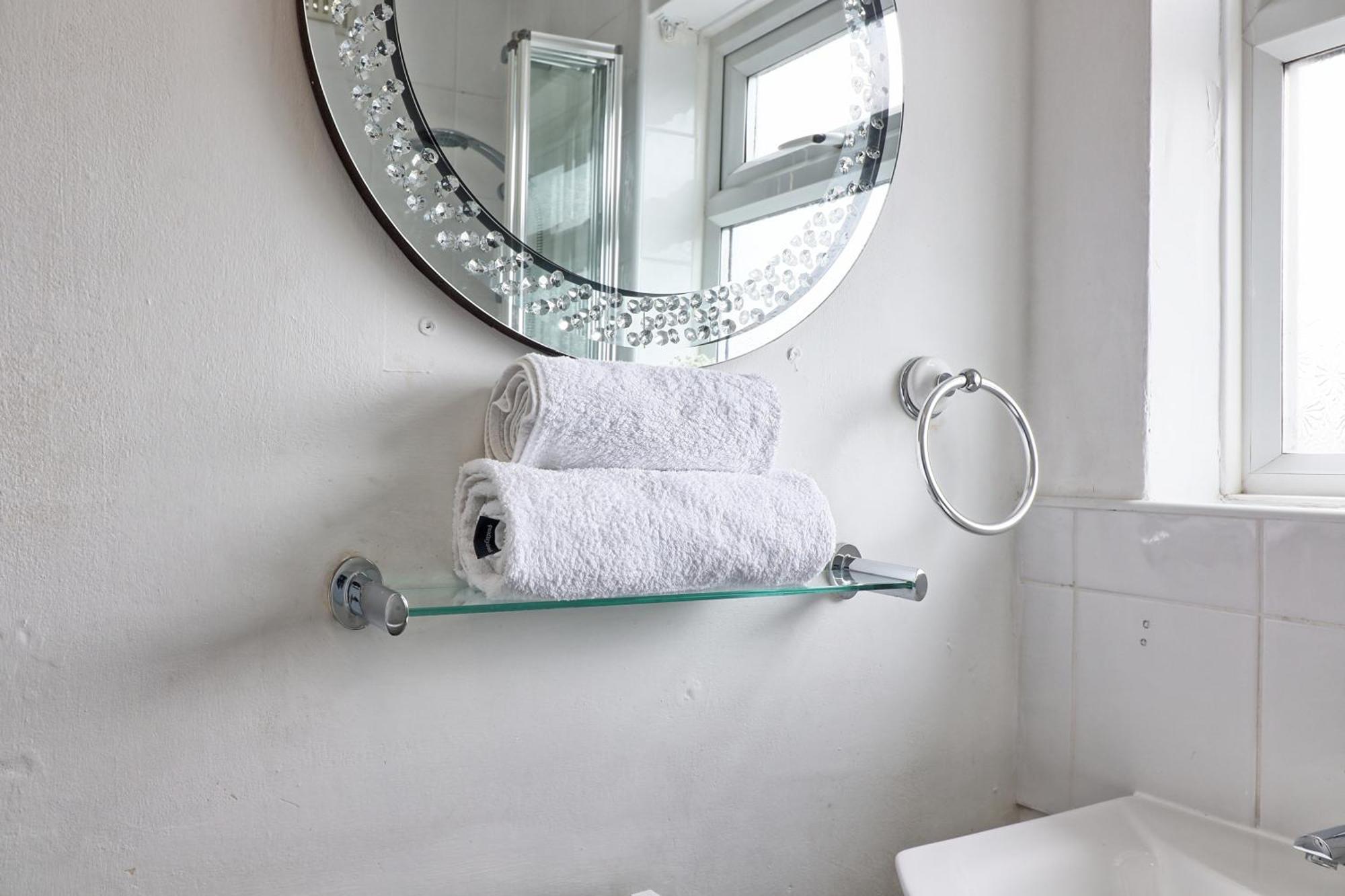 Luxury 3-Bed Apartment Near To London With Parking Hornchurch Bagian luar foto