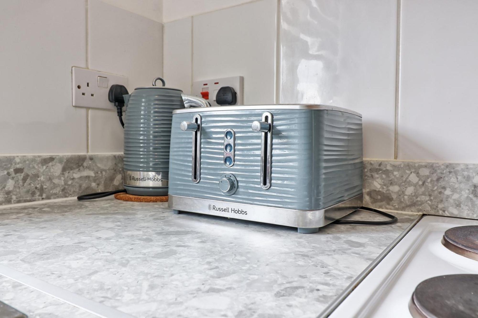 Luxury 3-Bed Apartment Near To London With Parking Hornchurch Bagian luar foto