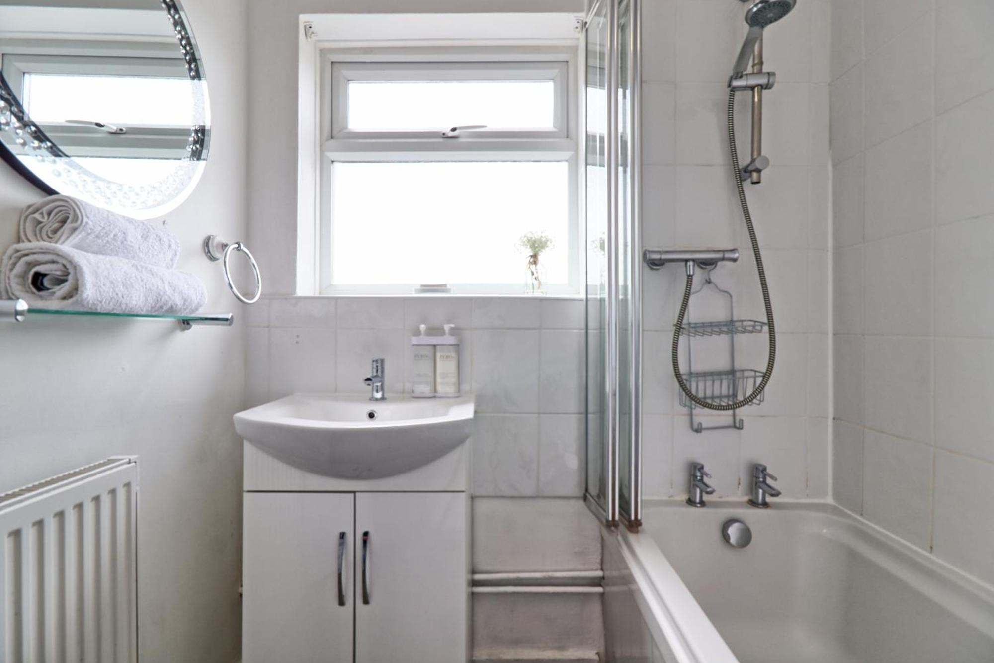 Luxury 3-Bed Apartment Near To London With Parking Hornchurch Bagian luar foto