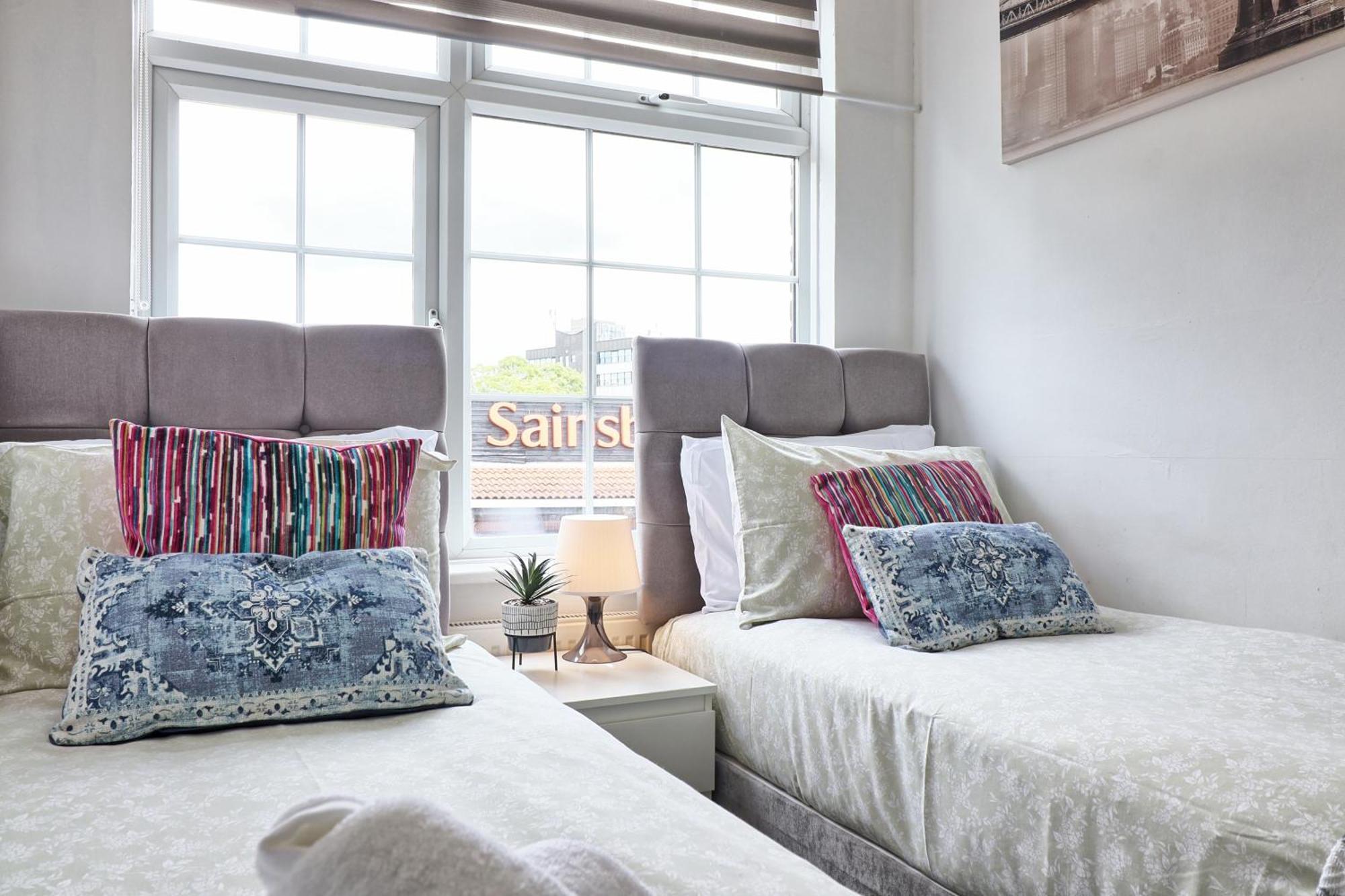 Luxury 3-Bed Apartment Near To London With Parking Hornchurch Bagian luar foto