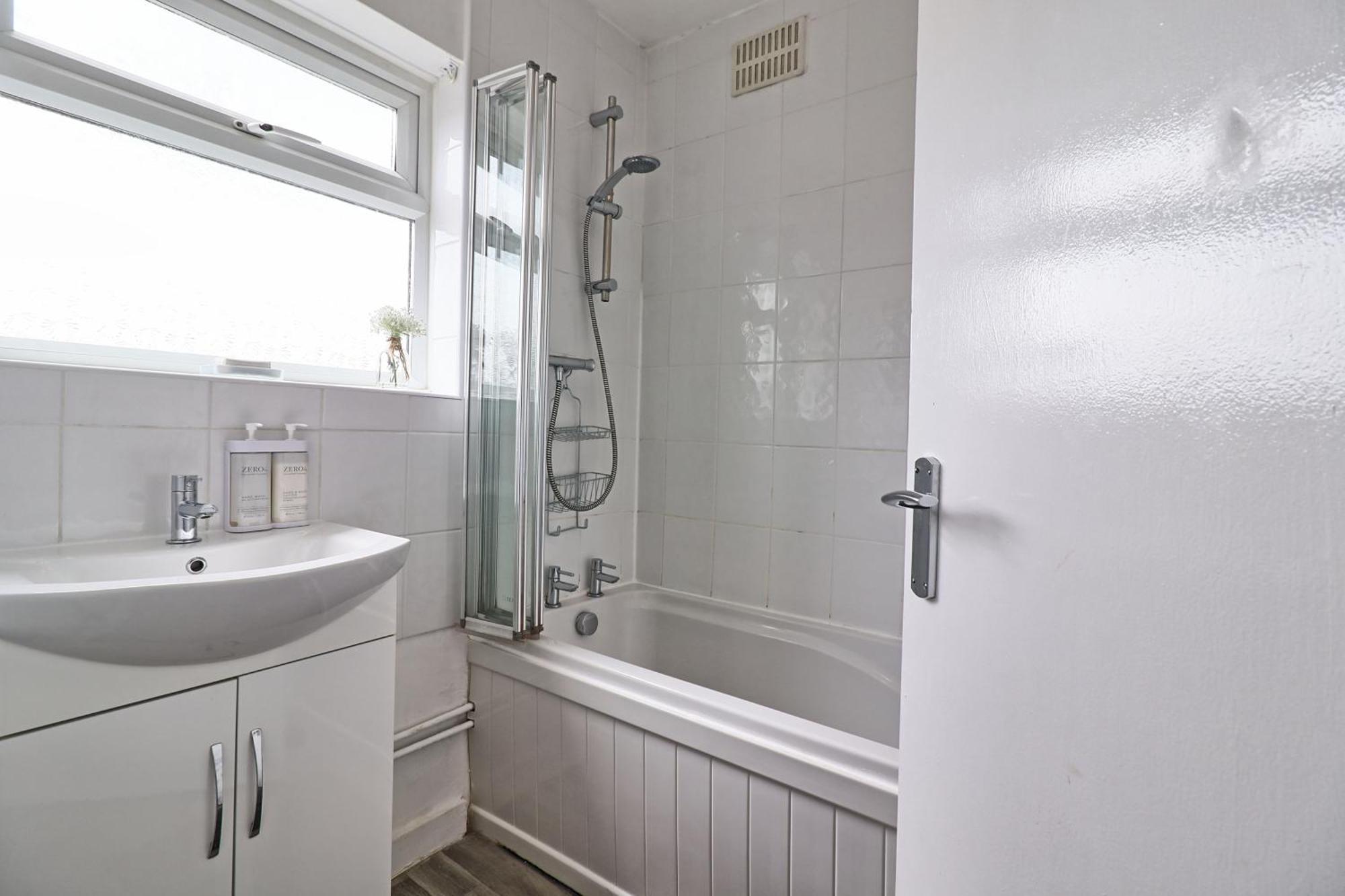 Luxury 3-Bed Apartment Near To London With Parking Hornchurch Bagian luar foto