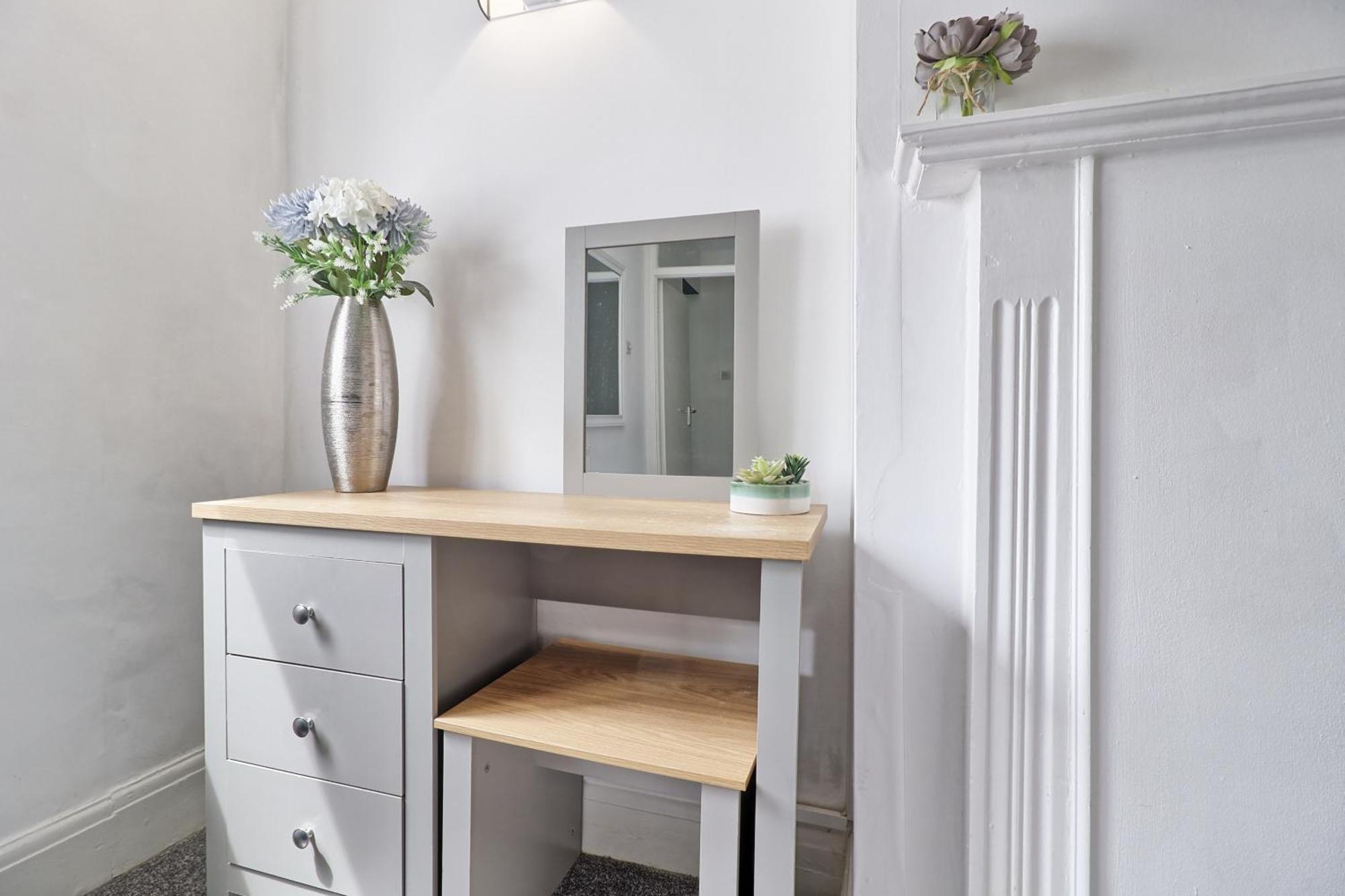 Luxury 3-Bed Apartment Near To London With Parking Hornchurch Bagian luar foto