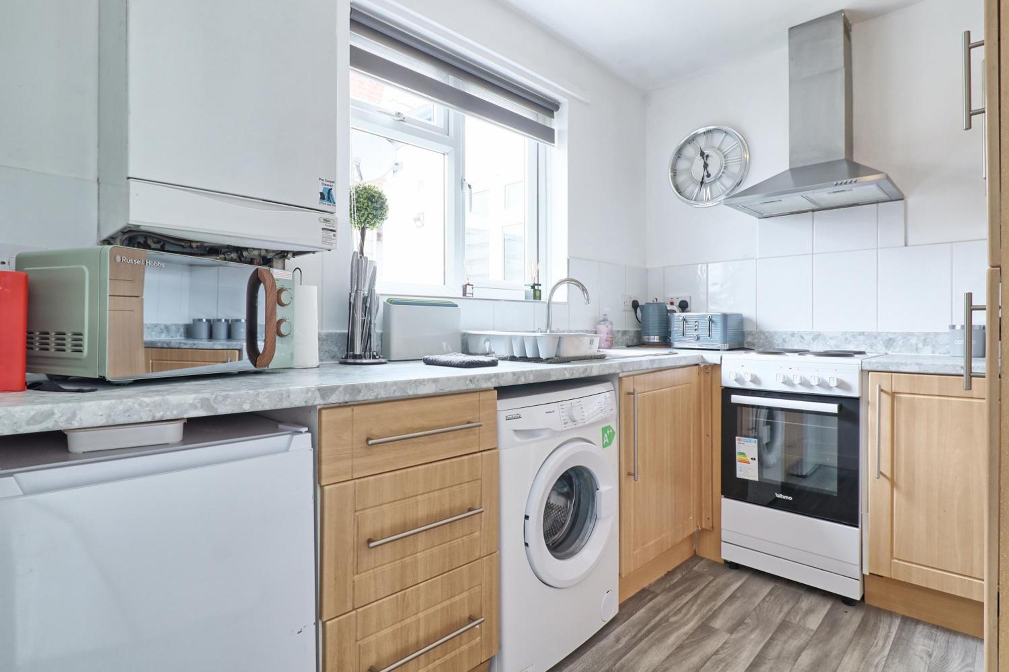 Luxury 3-Bed Apartment Near To London With Parking Hornchurch Bagian luar foto