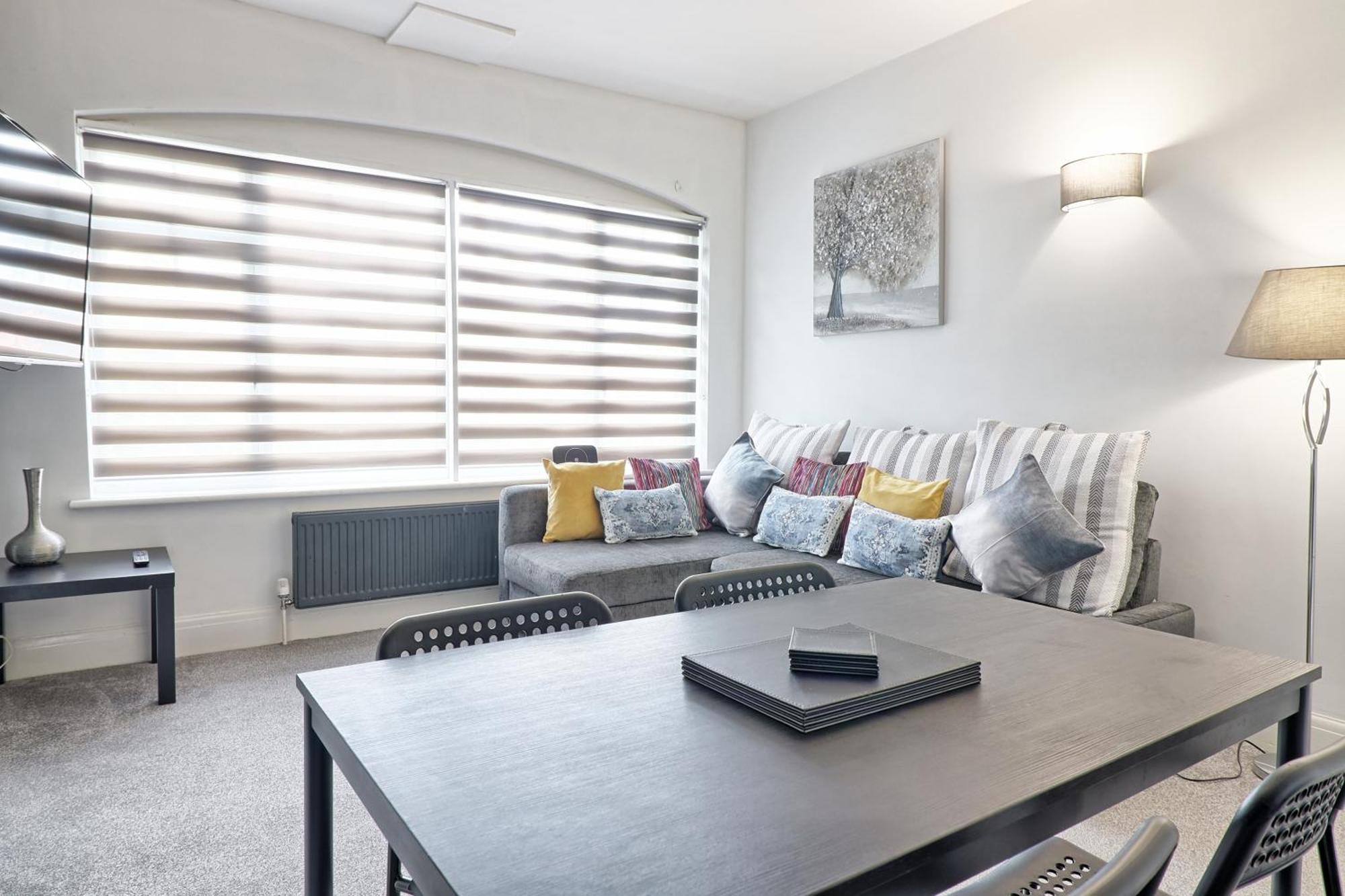 Luxury 3-Bed Apartment Near To London With Parking Hornchurch Bagian luar foto