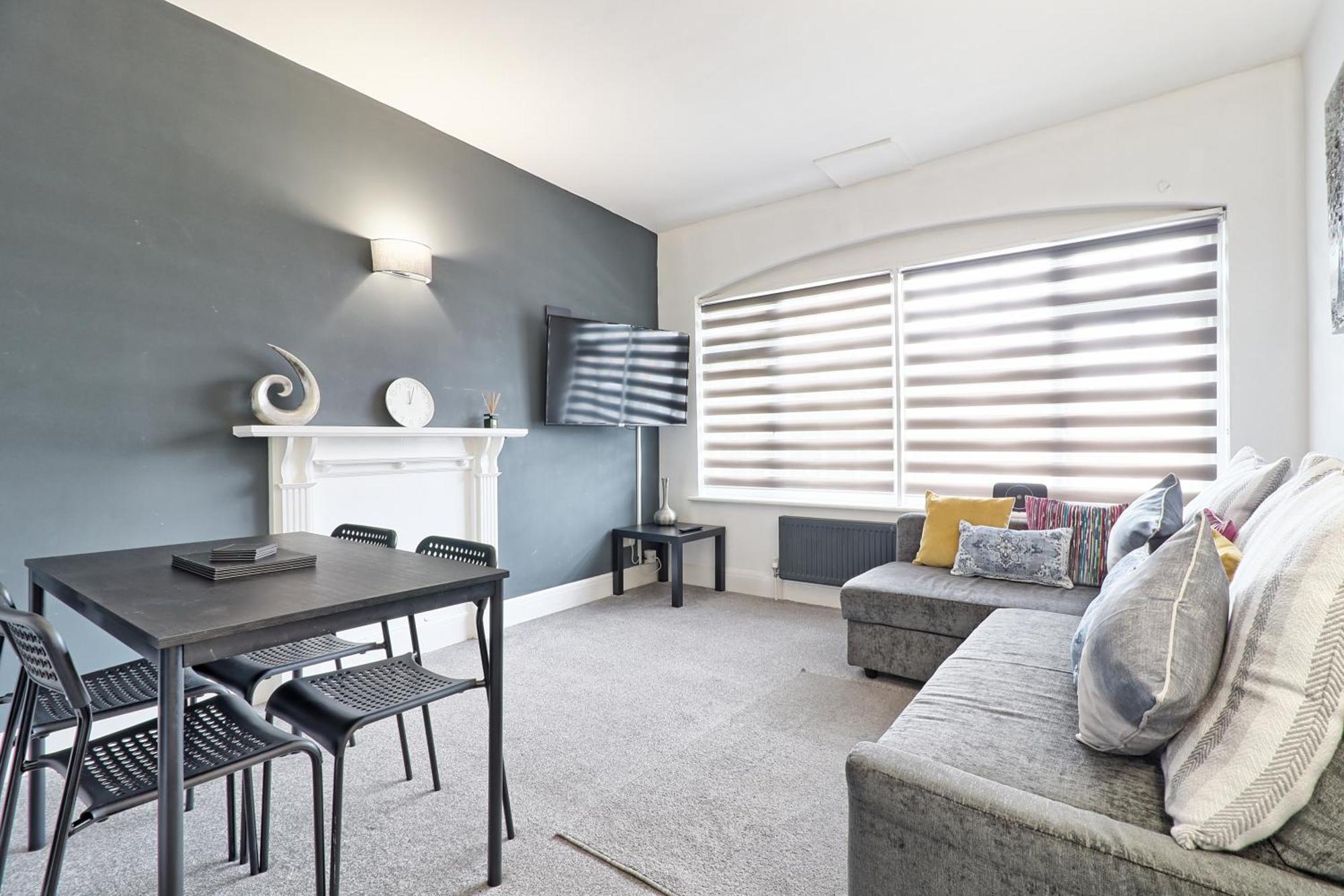 Luxury 3-Bed Apartment Near To London With Parking Hornchurch Bagian luar foto