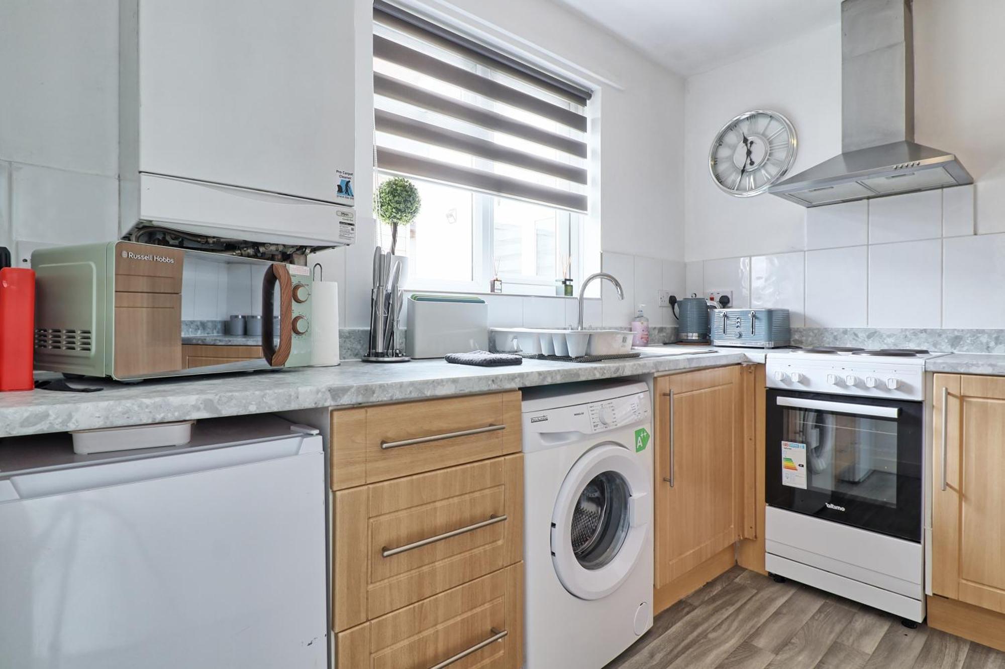 Luxury 3-Bed Apartment Near To London With Parking Hornchurch Bagian luar foto