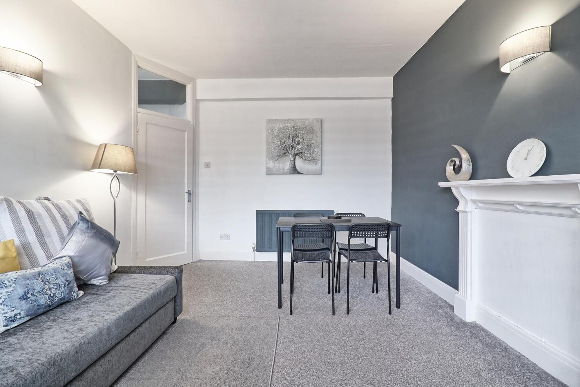Luxury 3-Bed Apartment Near To London With Parking Hornchurch Bagian luar foto