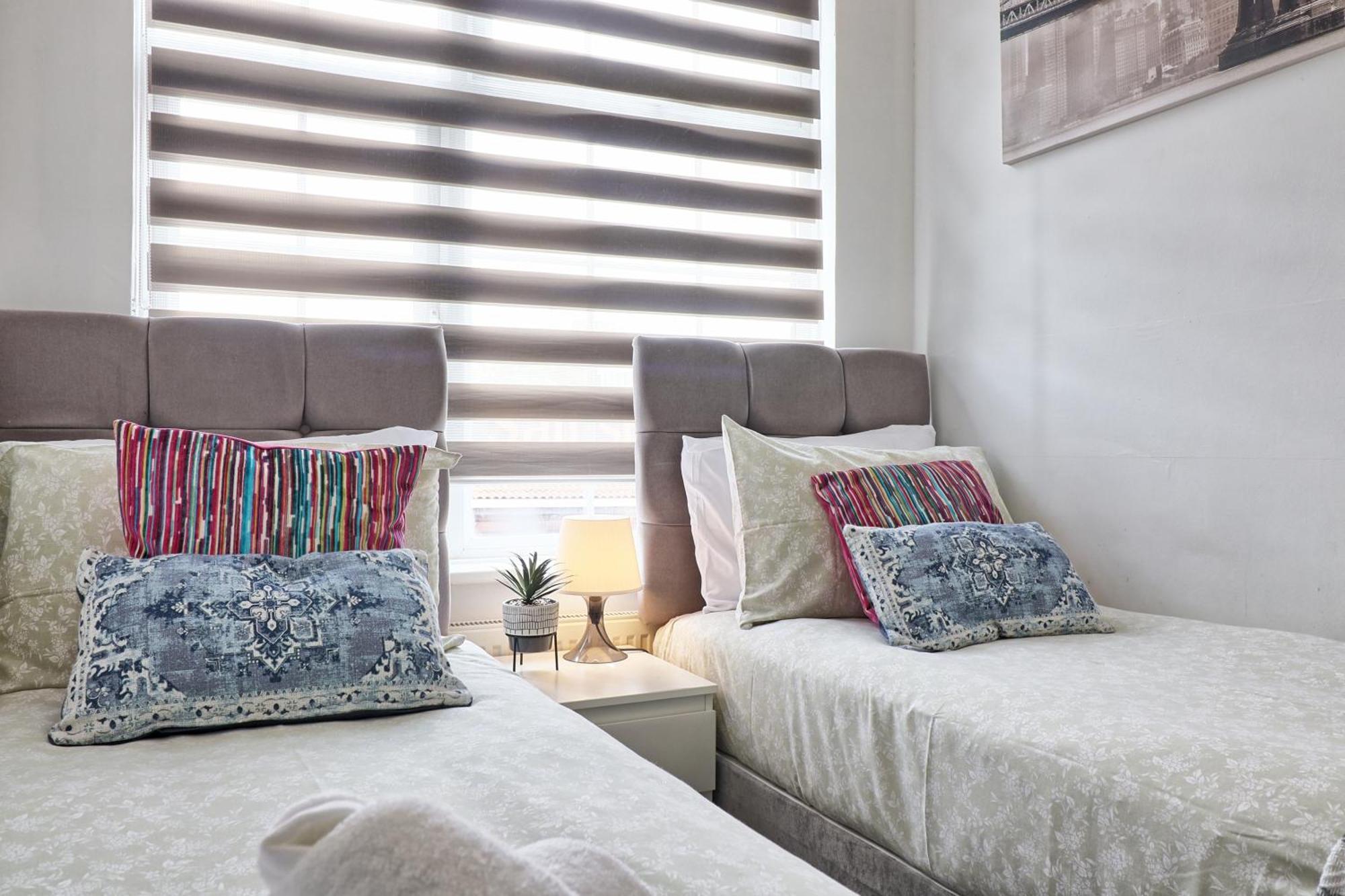 Luxury 3-Bed Apartment Near To London With Parking Hornchurch Bagian luar foto