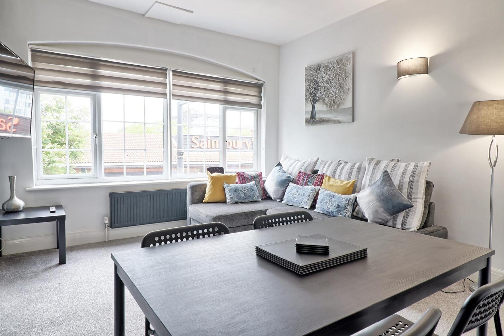 Luxury 3-Bed Apartment Near To London With Parking Hornchurch Bagian luar foto
