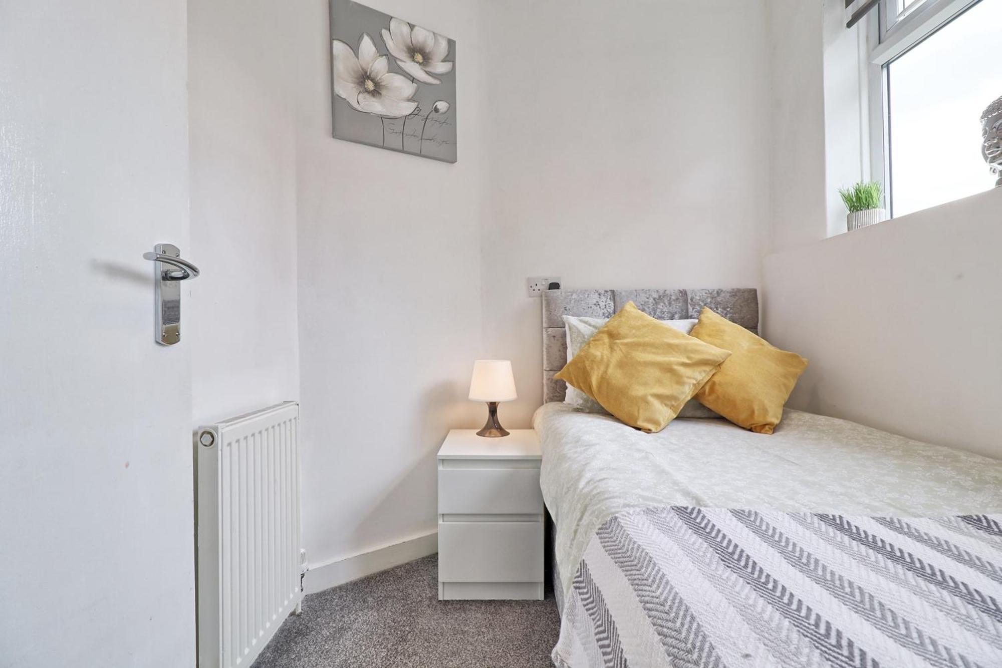 Luxury 3-Bed Apartment Near To London With Parking Hornchurch Bagian luar foto
