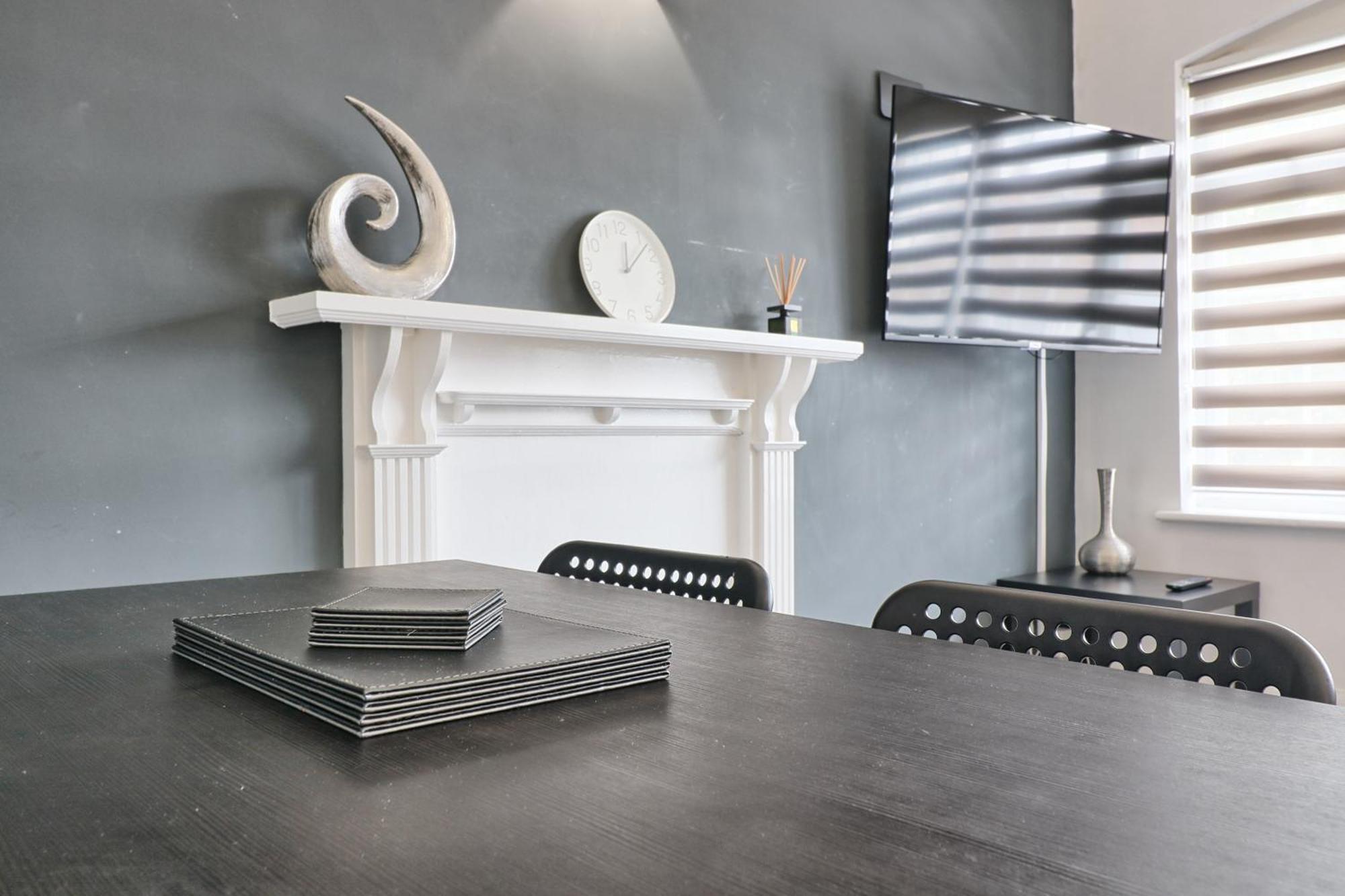 Luxury 3-Bed Apartment Near To London With Parking Hornchurch Bagian luar foto