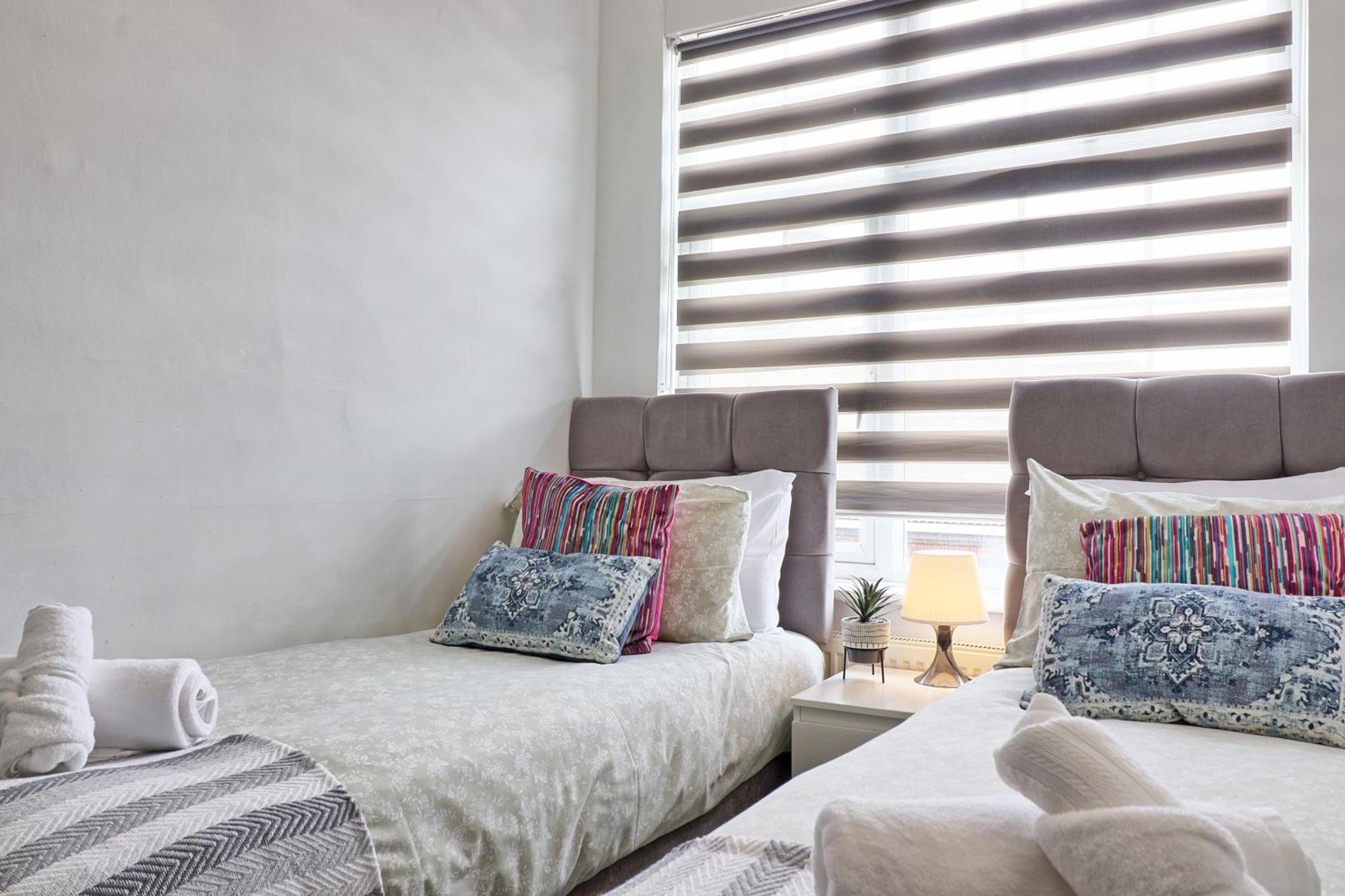 Luxury 3-Bed Apartment Near To London With Parking Hornchurch Bagian luar foto