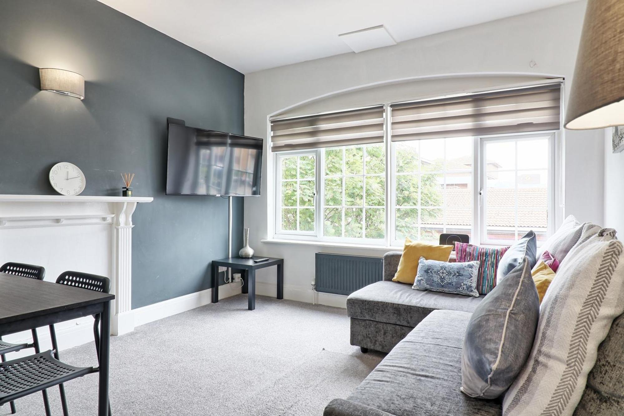 Luxury 3-Bed Apartment Near To London With Parking Hornchurch Bagian luar foto